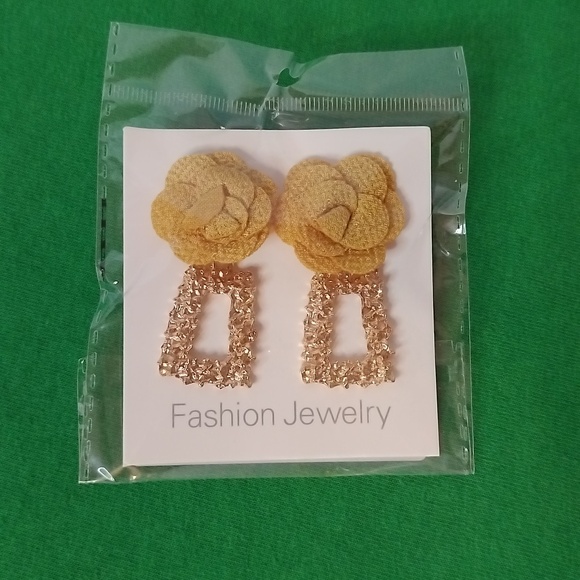 Womens Pierced Earrings With Flower - Picture 4 of 4